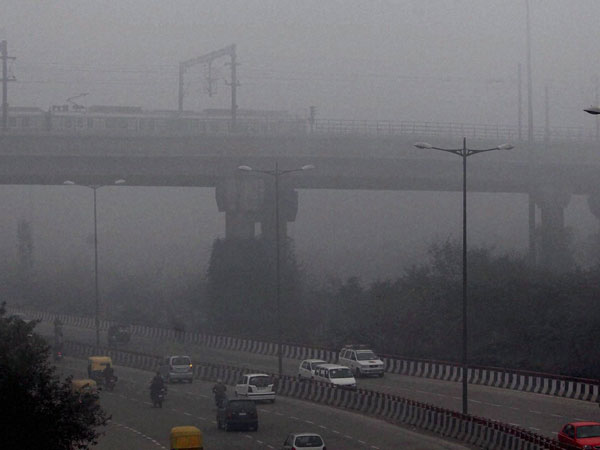 দূষণের জেরে ঘন কুয়াশা ঢেকে গিয়েছে দিল্লি