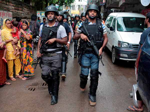 যৌথ অভিযানে বাংলাদেশে খতম ১১ জঙ্গি যৌথ অভিযানে বাংলাদেশে খতম ১১ জঙ্গি