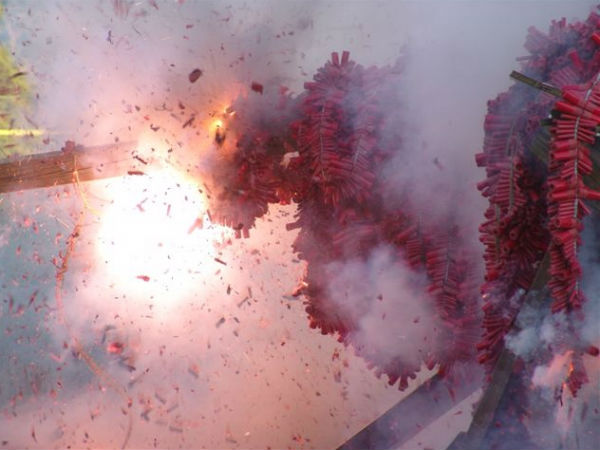 সরকারি নিদান উপেক্ষা করেই শব্দবাজির বিকিকিনি চুটিয়ে, ফাটছেও দেদার সরকারি নিদান উপেক্ষা করেই শব্দবাজির বিকিকিনি চুটিয়ে, ফাটছেও দেদার