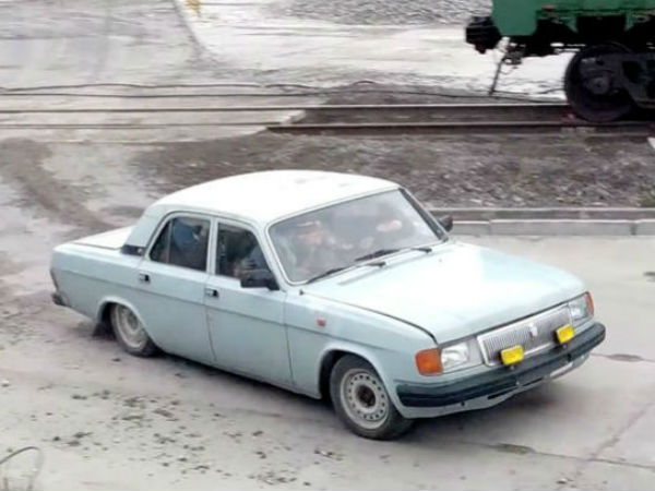 বলতে পারবেন এই গাড়িটির মধ্যে কতজন আছেন? ভিডিওটি দেখুন, চোখ কপালে উঠবে! বলতে পারবেন এই গাড়িটির মধ্যে কতজন আছেন? ভিডিওটি দেখুন, চোখ কপালে উঠবে!