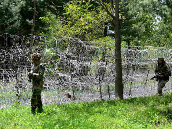মই দিয়ে কাঁটাতারের সীমান্ত টপকে এদেশে ঢোকে উরি হামলার জঙ্গিরা মই দিয়ে কাঁটাতারের সীমান্ত টপকে এদেশে ঢোকে উরি হামলার জঙ্গিরা