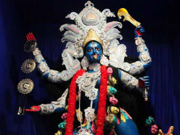 মায়ের পায়ে জবা হয়ে সেজে উঠেছে রাজারহাটের মণ্ডপ, দমদমের মণ্ডপ দীপালিকায় প্রতিভাত মায়ের পায়ে জবা হয়ে সেজে উঠেছে রাজারহাটের মণ্ডপ, দমদমের মণ্ডপ দীপালিকায় প্রতিভাত