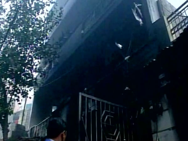 দিল্লির বহুতলে ভয়াবহ আগুন , মৃত ৩ দিল্লির বহুতলে ভয়াবহ আগুন , মৃত ৩