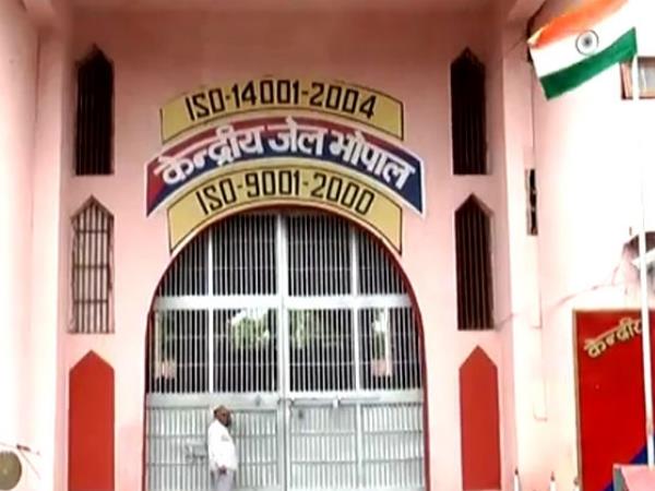 ভোপাল সেন্ট্রাল জেলের নিরাপত্তায় বসানো হল বৈদ্যুতিক প্রাচীর ভোপাল সেন্ট্রাল জেলের নিরাপত্তায় বসানো হল বৈদ্যুতিক প্রাচীর