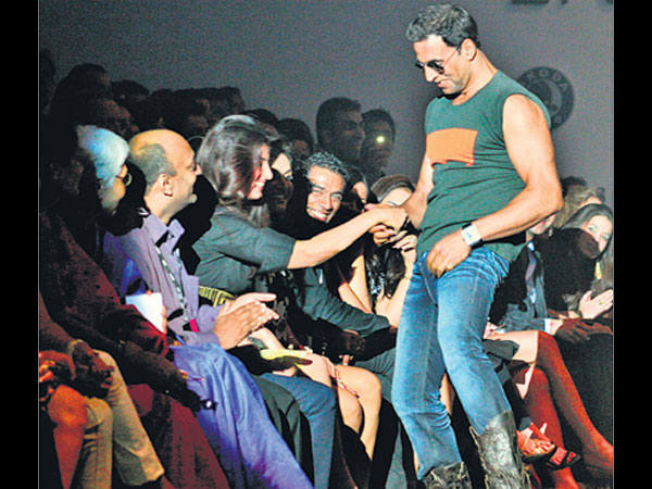 প্রথম দেখায় অক্ষয় কুমারকে 'গে' ভেবেছিলেন শাশুড়ি ডিম্পল!