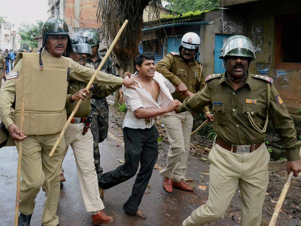 গণভাইফোঁটার উৎসবকে ঘিরে রণক্ষেত্র চেতলা, বন্দুকের বাঁটের প্রহারে জখম ২ গণভাইফোঁটার উৎসবকে ঘিরে রণক্ষেত্র চেতলা, বন্দুকের বাঁটের প্রহারে জখম ২