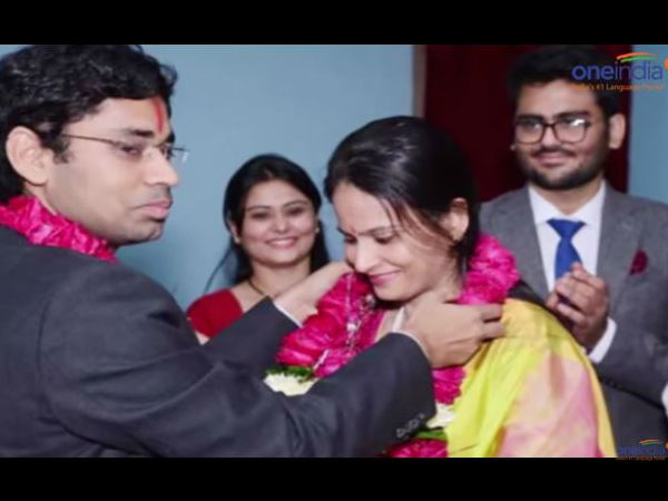 মাত্র ৫০০ টাকায় বিয়ে সারলেন এই আইএএস দম্পতি! মাত্র ৫০০ টাকায় বিয়ে সারলেন এই আইএএস দম্পতি!