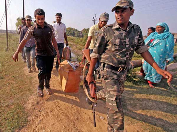 শিলিগুড়ি থেকে প্রচুর বিস্ফোরক উদ্ধার, ঘটনায় জঙ্গি যোগ? শিলিগুড়ি থেকে প্রচুর বিস্ফোরক উদ্ধার, ঘটনায় জঙ্গি যোগ?