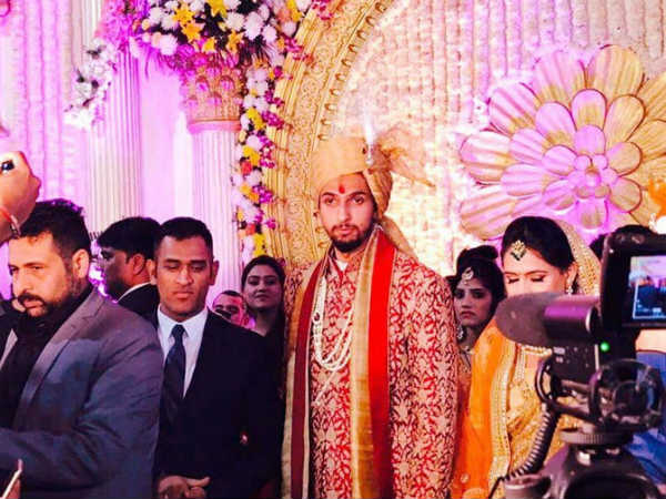 বিয়েতে উপস্থিত ধোনি বিয়েতে উপস্থিত ধোনি