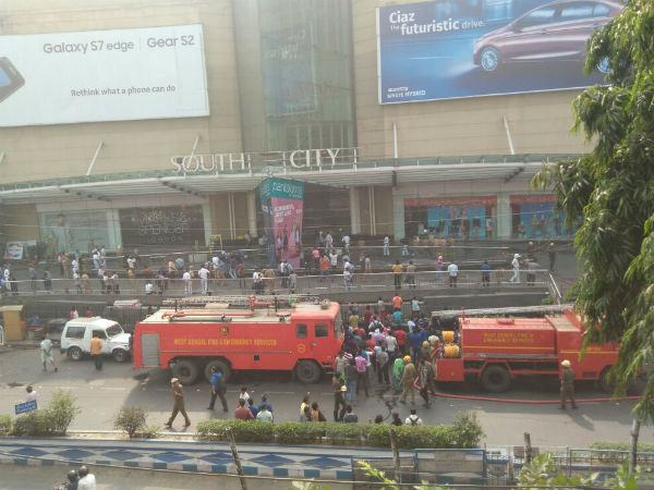 সাউথ সিটি মলে ভয়াবহ আগুন ঘটনাস্থলে দমকলের ২১টি ইঞ্জিন সাউথ সিটি মলে ভয়াবহ আগুন ঘটনাস্থলে দমকলের ২১টি ইঞ্জিন