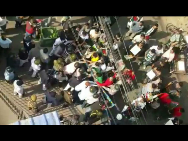 টার্গেট বাবুল, গ্রেফতারির দাবিতে মন্ত্রীর বাড়ির ঘেরাও করে বিক্ষোভ তৃণমূলের টার্গেট বাবুল, গ্রেফতারির দাবিতে মন্ত্রীর বাড়ির ঘেরাও করে বিক্ষোভ তৃণমূলের