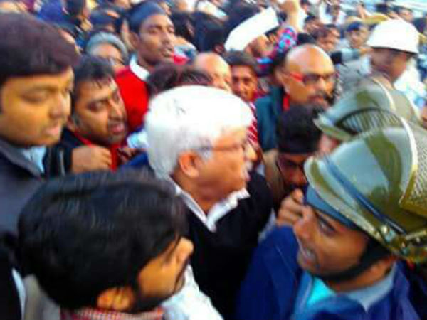 ভাঙড় কাণ্ডের প্রতিবাদে বিশ্ববঙ্গ বাণিজ্য সম্মেলন চলাকালীন বাম-বিক্ষোভ, মিলন মেলার বাইরে ধুন্ধুমার ভাঙড় কাণ্ডের প্রতিবাদে বিশ্ববঙ্গ বাণিজ্য সম্মেলন চলাকালীন বাম-বিক্ষোভ, মিলন মেলার বাইরে ধুন্ধুমার