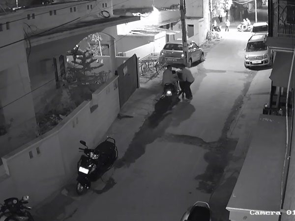 বেঙ্গালুরু: প্রকাশ্যে মহিলার শ্লীলতাহানি, পথচারীরা নীরব দর্শক, ধরা পড়ল ভিডিও ফুটেজ