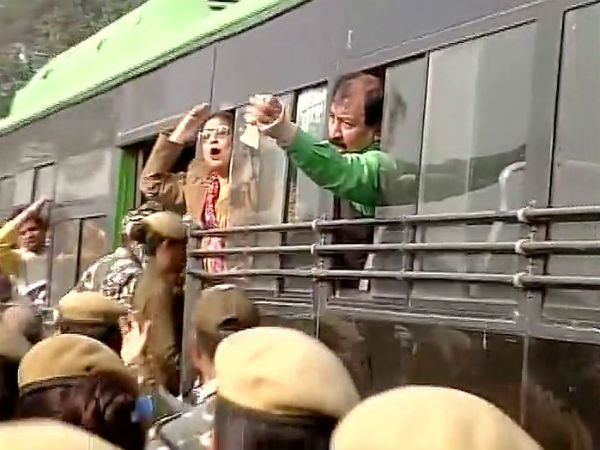 'মোদী হঠাও' স্লোগান তুলে PMO-এ তৃণমূলের বিক্ষোভ অভিযান, আটক সাংসদদেরা