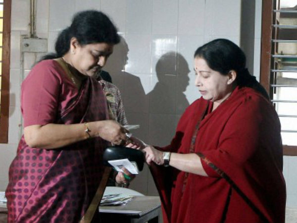 স্বামীকে ছাড়লেও জয়াকে ছাড়েননি শশীকলা স্বামীকে ছাড়লেও জয়াকে ছাড়েননি শশীকলা
