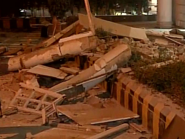 নয়াদিল্লির কনাট প্লেসে মাঝরাতে ভেঙে পড়ল এক ভবন, হতাহতের খবর নেই নয়াদিল্লির কনাট প্লেসে মাঝরাতে ভেঙে পড়ল এক ভবন, হতাহতের খবর নেই