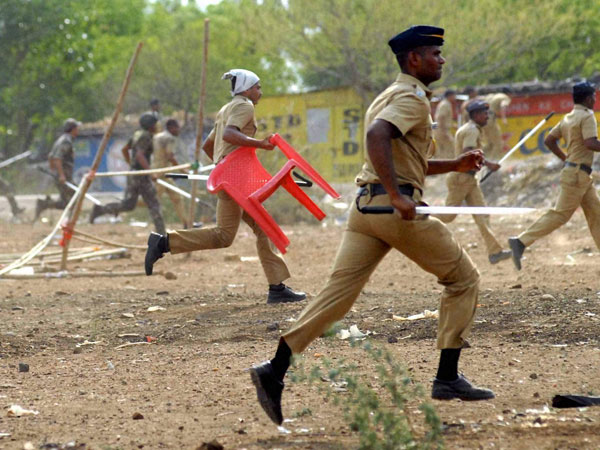 দুর্ঘটনা হোক বা বিসর্জন, গন্ডগোল থামাতে গিয়ে আক্রান্ত হচ্ছে পুলিশই, ভাঙচুর ভ্যান দুর্ঘটনা হোক বা বিসর্জন, গন্ডগোল থামাতে গিয়ে আক্রান্ত হচ্ছে পুলিশই, ভাঙচুর ভ্যান