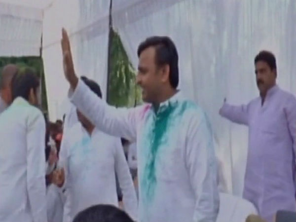 অখিলেশের হোলি 