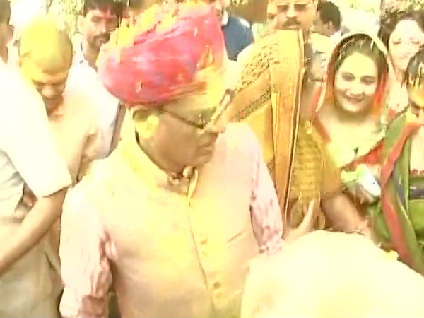 শিবরাজ সিং চৌহানের হোলি খেলা 