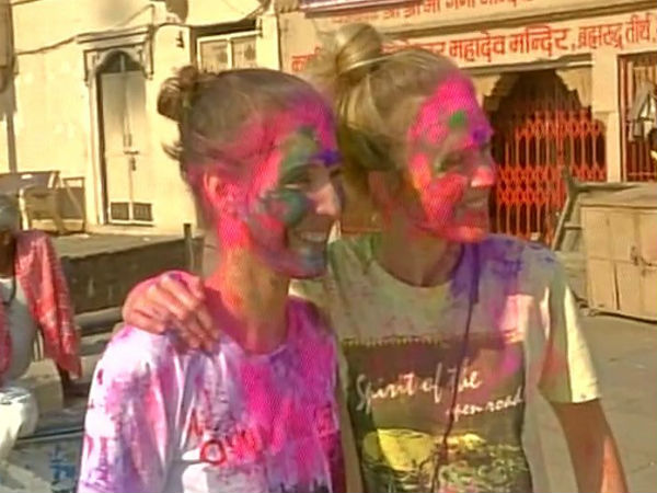 বারাণসীতে হোলি খেলা 