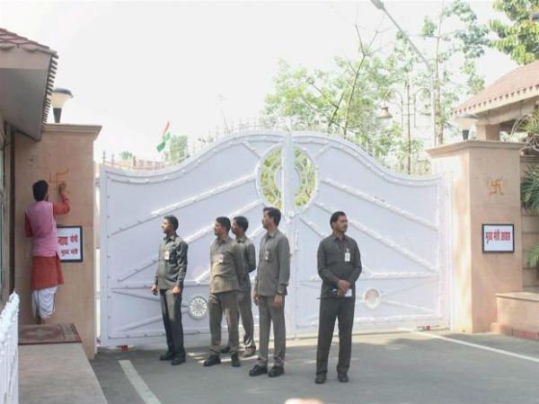 'দোষ' কাটাতে শুদ্ধিকরণ পুজো মুখ্যমন্ত্রী যোগী আদিত্যনাথের বাংলোতে 'দোষ' কাটাতে শুদ্ধিকরণ পুজো মুখ্যমন্ত্রী যোগী আদিত্যনাথের বাংলোতে