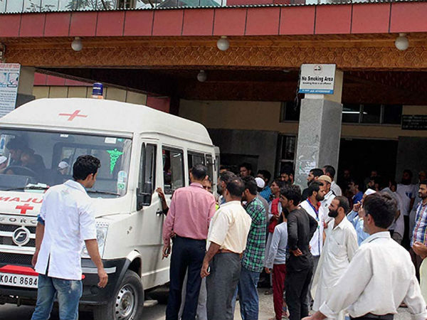 পড়ে গিয়ে হাঁটুতে চোট, ভুল চিকিৎসায় দু’পা-ই অকেজো ইঞ্জিনিয়ারিং ছাত্রের! পড়ে গিয়ে হাঁটুতে চোট, ভুল চিকিৎসায় দু’পা-ই অকেজো ইঞ্জিনিয়ারিং ছাত্রের!