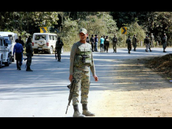 ধৃত অভিযুক্তকে নেবে না পুলিশ, জওয়ানরা ঠায় দাঁড়িয়ে থানায় ধৃত অভিযুক্তকে নেবে না পুলিশ, জওয়ানরা ঠায় দাঁড়িয়ে থানায়