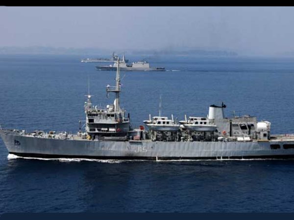 'সার্ভে শিপে' উর্ধ্বতনকে মারধর নৌসেনার ৪ নাবিকের,ঝামেলা থামাতে নামল হেলিকপ্টার 'সার্ভে শিপে' উর্ধ্বতনকে মারধর নৌসেনার ৪ নাবিকের,ঝামেলা থামাতে নামল হেলিকপ্টার