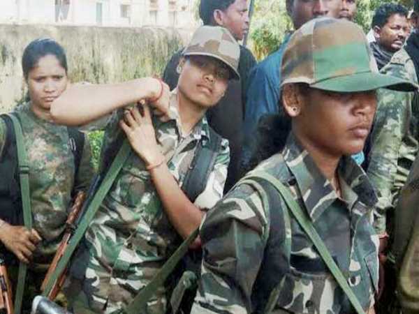 মহিলা মাওবাদীরাও দলে মহিলা মাওবাদীরাও দলে