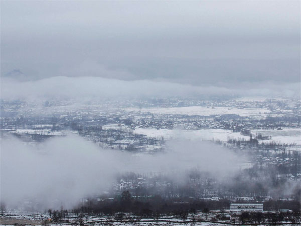 পাহাড়ে তুষারপাতে আনন্দে পর্যটকরাও