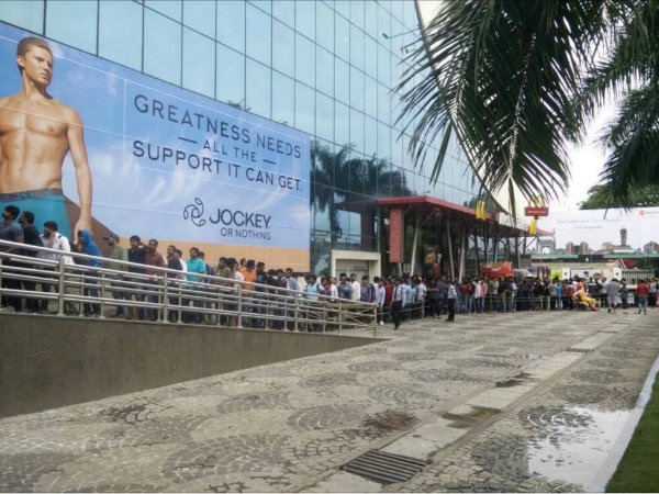 বাহুবলী ২ : হায়দ্রাবাদে ধুন্ধুমার, পুলিশের লাঠিচার্জ দর্শকদের ওপর বাহুবলী ২ : হায়দ্রাবাদে ধুন্ধুমার, পুলিশের লাঠিচার্জ দর্শকদের ওপর