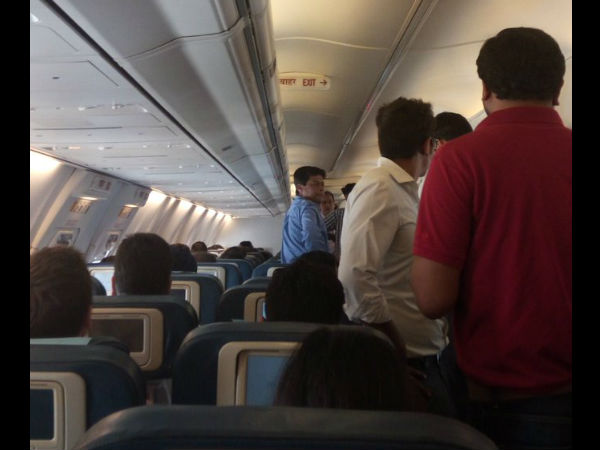 "বিমান অপহরণ হচ্ছে", নরেন্দ্র মোদীকে টুইট করে জানাল এক যাত্রী "বিমান অপহরণ হচ্ছে", নরেন্দ্র মোদীকে টুইট করে জানাল এক যাত্রী