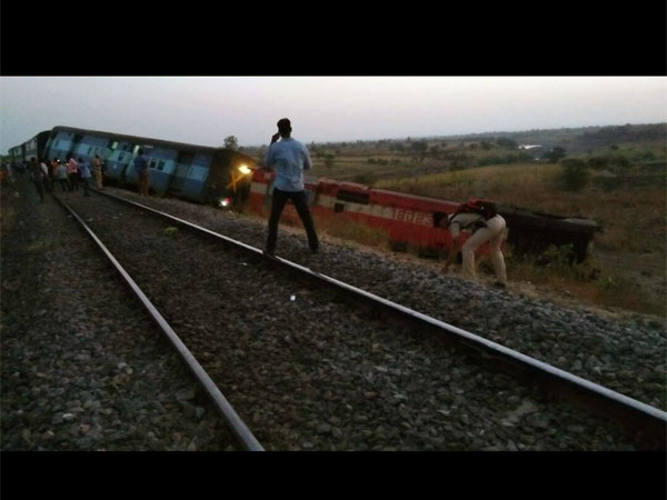 কর্ণাটকের বিদারে লাইনচ্যুত প্যাসেঞ্জার ট্রেনের দুটি বগি কর্ণাটকের বিদারে লাইনচ্যুত প্যাসেঞ্জার ট্রেনের দুটি বগি