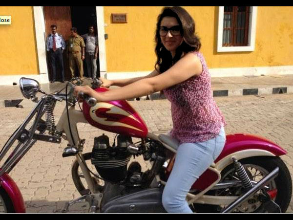 বাইক-এর ফ্যান অনুষ্কা 