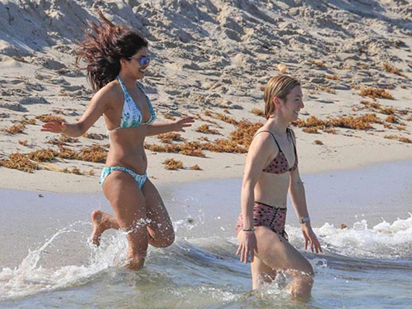 বান্ধবীদের সঙ্গে মজার বান্ধবীদের সঙ্গে মজার