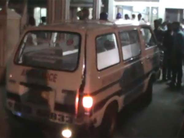 কাটোয়ায় মদের ঠেক তুলতে গিয়ে আক্রান্ত ওসি-সহ ৩ পুলিশ, রাস্তায় ফেলে বেধড়ক মার কাটোয়ায় মদের ঠেক তুলতে গিয়ে আক্রান্ত ওসি-সহ ৩ পুলিশ, রাস্তায় ফেলে বেধড়ক মার