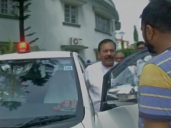 নিষিদ্ধ লালবাতি লাগানো গাড়ি নিয়ে ঘুরছেন মন্ত্রী অরূপ বিশ্বাস, শুরু বিতর্ক নিষিদ্ধ লালবাতি লাগানো গাড়ি নিয়ে ঘুরছেন মন্ত্রী অরূপ বিশ্বাস, শুরু বিতর্ক