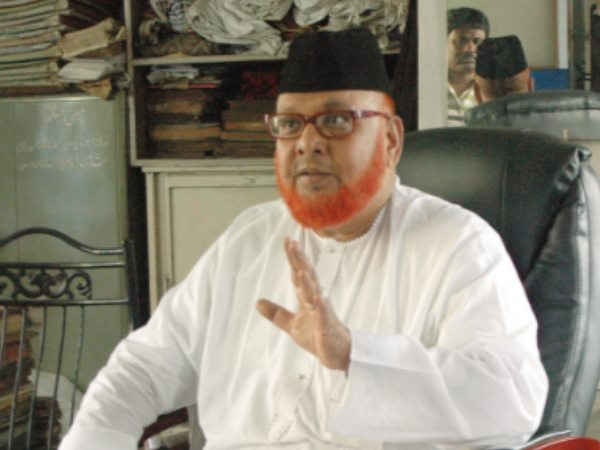 লালবাতি দেওয়া গাড়ি ব্যবহার করায় এফআইআর বরকতির বিরুদ্ধে লালবাতি দেওয়া গাড়ি ব্যবহার করায় এফআইআর বরকতির বিরুদ্ধে