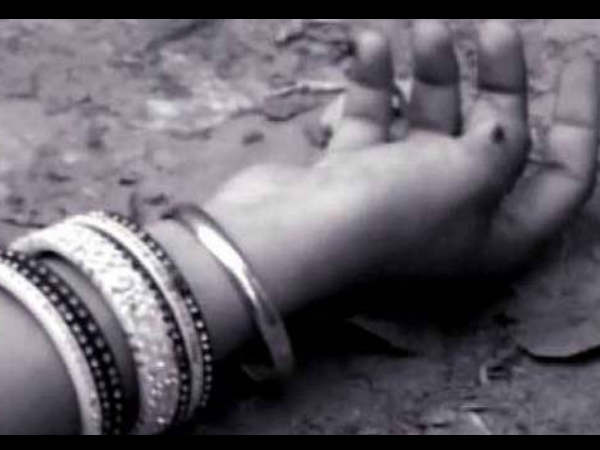 প্রতিবেশী যুবকের সঙ্গে অবৈধ সম্পর্ক! সন্দেহের বশে স্ত্রীকে শ্বাসরোধ করে খুন প্রতিবেশী যুবকের সঙ্গে অবৈধ সম্পর্ক! সন্দেহের বশে স্ত্রীকে শ্বাসরোধ করে খুন