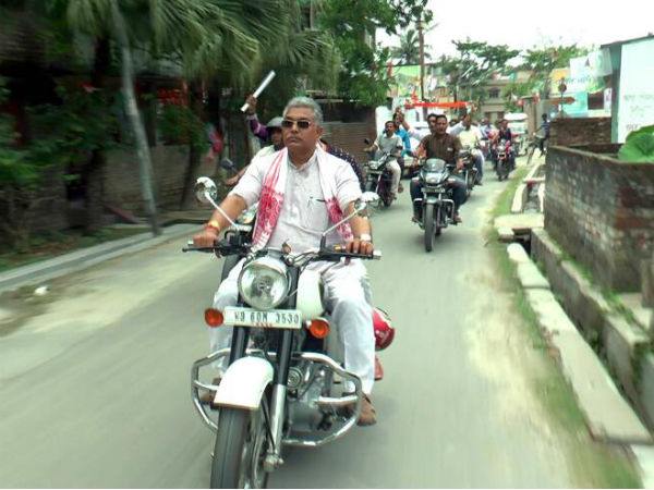 হেলমেট ছাড়া বাইকে সওয়ারি, দিলীপ-লকেটের বিরুদ্ধে মামলা হেলমেট ছাড়া বাইকে সওয়ারি, দিলীপ-লকেটের বিরুদ্ধে মামলা