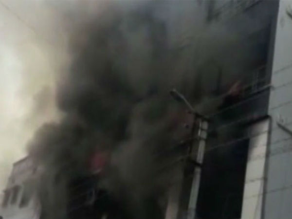 বিধ্বংসী আগুনে ভস্মীভূত কাটোয়ার বস্তার কারখানা, এলাকা ছেয়েছে কালো ধোঁয়ায় বিধ্বংসী আগুনে ভস্মীভূত কাটোয়ার বস্তার কারখানা, এলাকা ছেয়েছে কালো ধোঁয়ায়