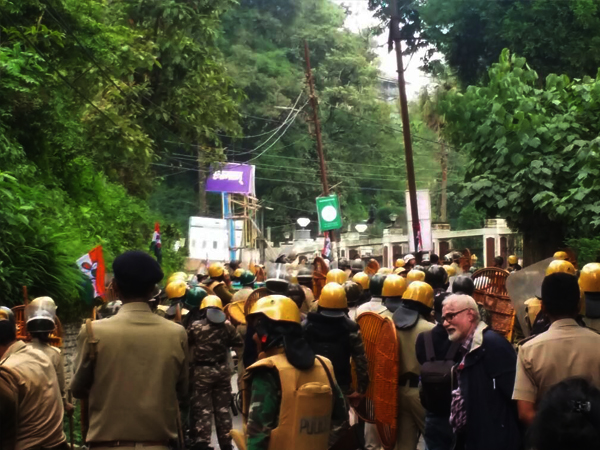 মহিলা বাহিনীকে সামনে রেখে পাহাড় বনধে উদ্যত মোর্চা, দুর্গ সাজিয়ে প্রতিরোধে প্রশা্সন মহিলা বাহিনীকে সামনে রেখে পাহাড় বনধে উদ্যত মোর্চা, দুর্গ সাজিয়ে প্রতিরোধে প্রশা্সন