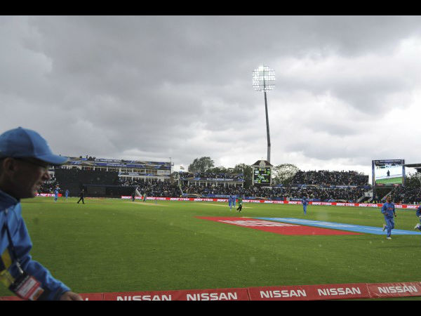 বৃষ্টিতে খেলা বন্ধ 