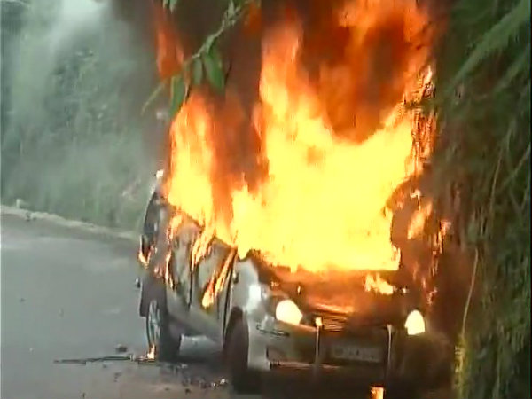 গাড়িতে আগুন গাড়িতে আগুন