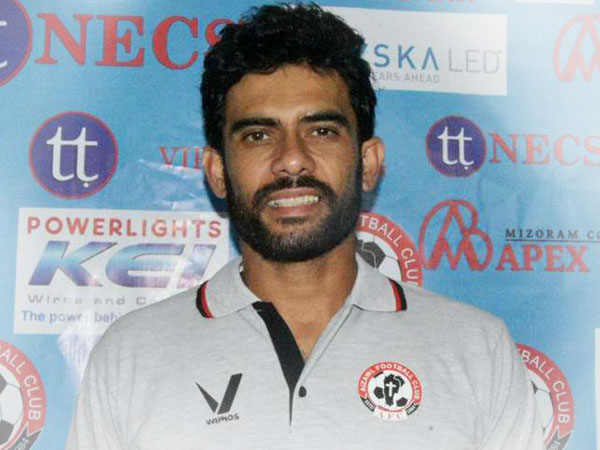 ইস্টবেঙ্গলে নয়া ইনিংস শুরু খালিদ জামিলের ইস্টবেঙ্গলে নয়া ইনিংস শুরু খালিদ জামিলের