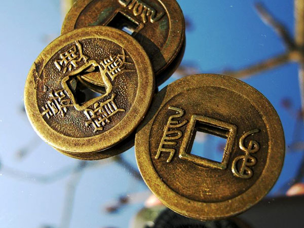 সৌভাগ্যের জন্য বিমানের ইঞ্জিনেই কয়েন ছুঁড়লেন চিনা বৃদ্ধা, তারপর কী হল 