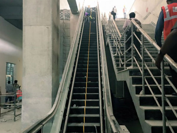 নিউ গড়িয়া স্টেশনে এসক্যালেটর হঠাৎ চলতে শুরু করল উল্টোদিকে, তারপর যা কাণ্ড হল নিউ গড়িয়া স্টেশনে এসক্যালেটর হঠাৎ চলতে শুরু করল উল্টোদিকে, তারপর যা কাণ্ড হল