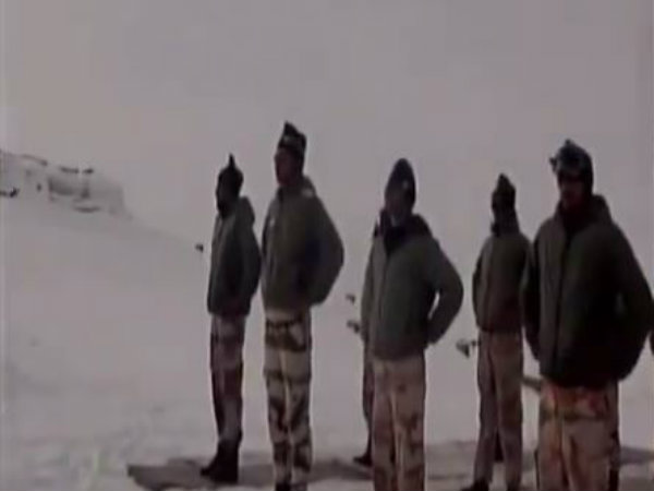 মাইনাস ২৫ ডিগ্রিতে যোগাসন করে রেকর্ড জওয়ানদের, দেখুন ভিডিও মাইনাস ২৫ ডিগ্রিতে যোগাসন করে রেকর্ড জওয়ানদের, দেখুন ভিডিও