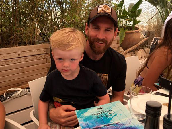 মেসির জব্বর ফ্যানকে চেনেন না, চেনালেন সুয়ারেজ