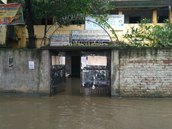 জল জমে বেহাল বেহালা, বন্ধ স্কুল, পানীয় জল ব্যবহারের অযোগ্য জল জমে বেহাল বেহালা, বন্ধ স্কুল, পানীয় জল ব্যবহারের অযোগ্য